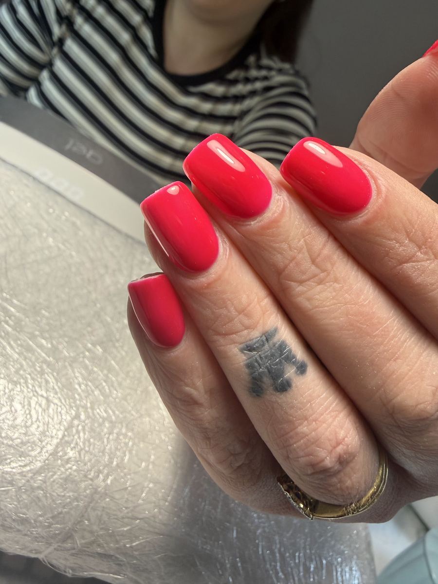 Red gel nails at SNOB, Harrogate
